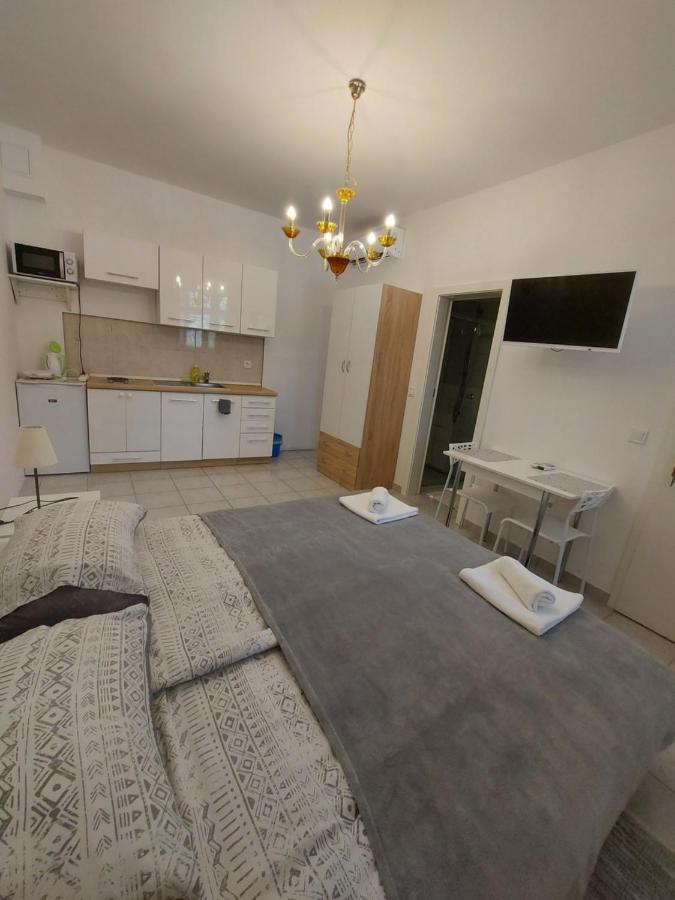 Studio Apartments Ana & Mia Vis Buitenkant foto