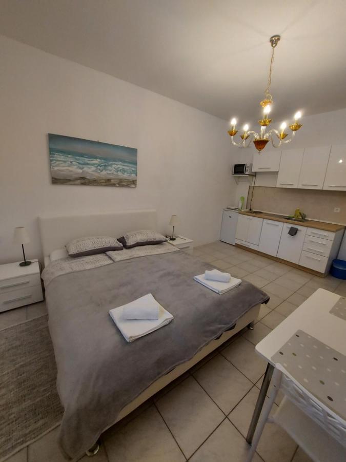 Studio Apartments Ana & Mia Vis Buitenkant foto
