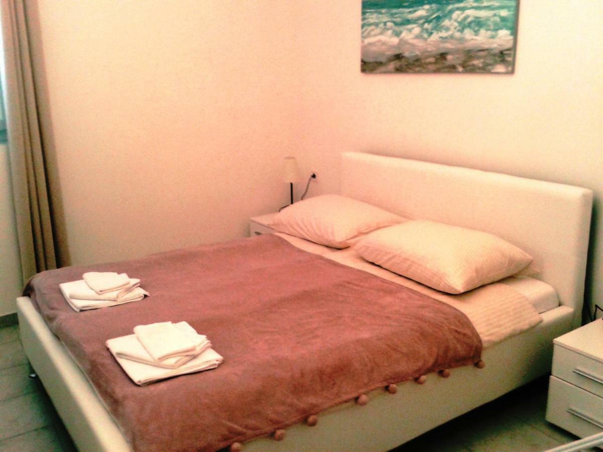 Studio Apartments Ana & Mia Vis Buitenkant foto